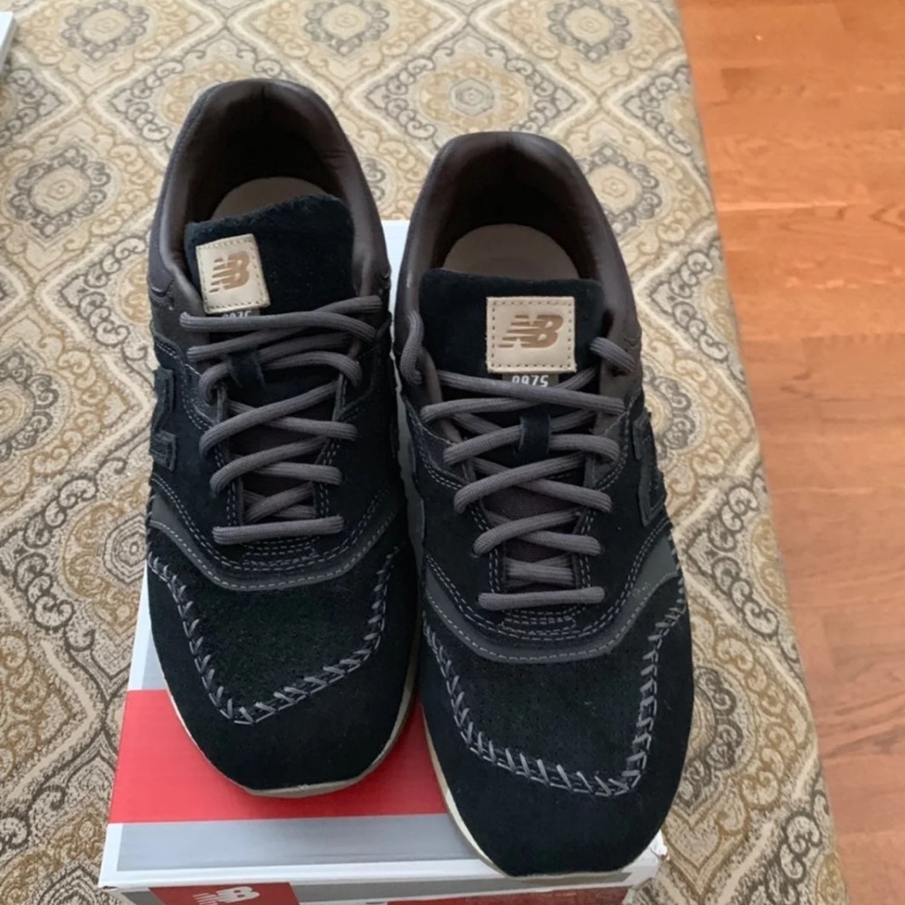Men’s New Balance sneakers size 8 black